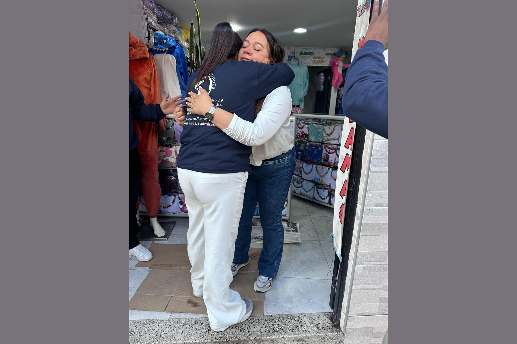 Mujeres reunidas en círculo durante la jornada de bienestar